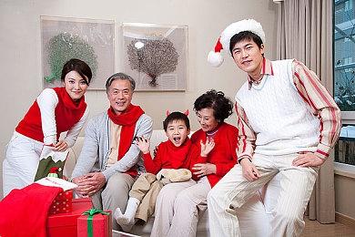 《最终幻想16》新战斗片段 大战泰坦Boss火花四溅